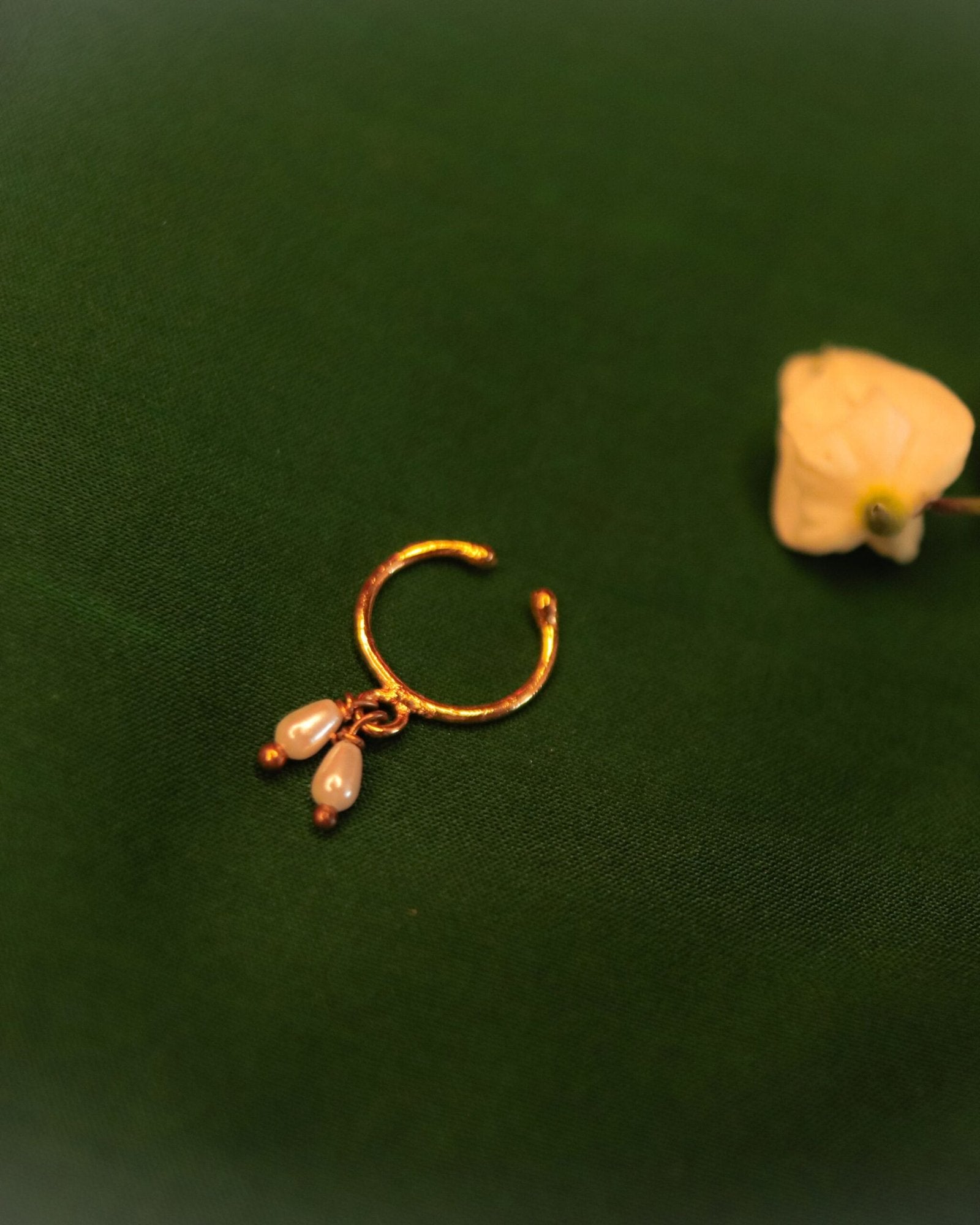 Jhiri Pearl Mini Nose Pin