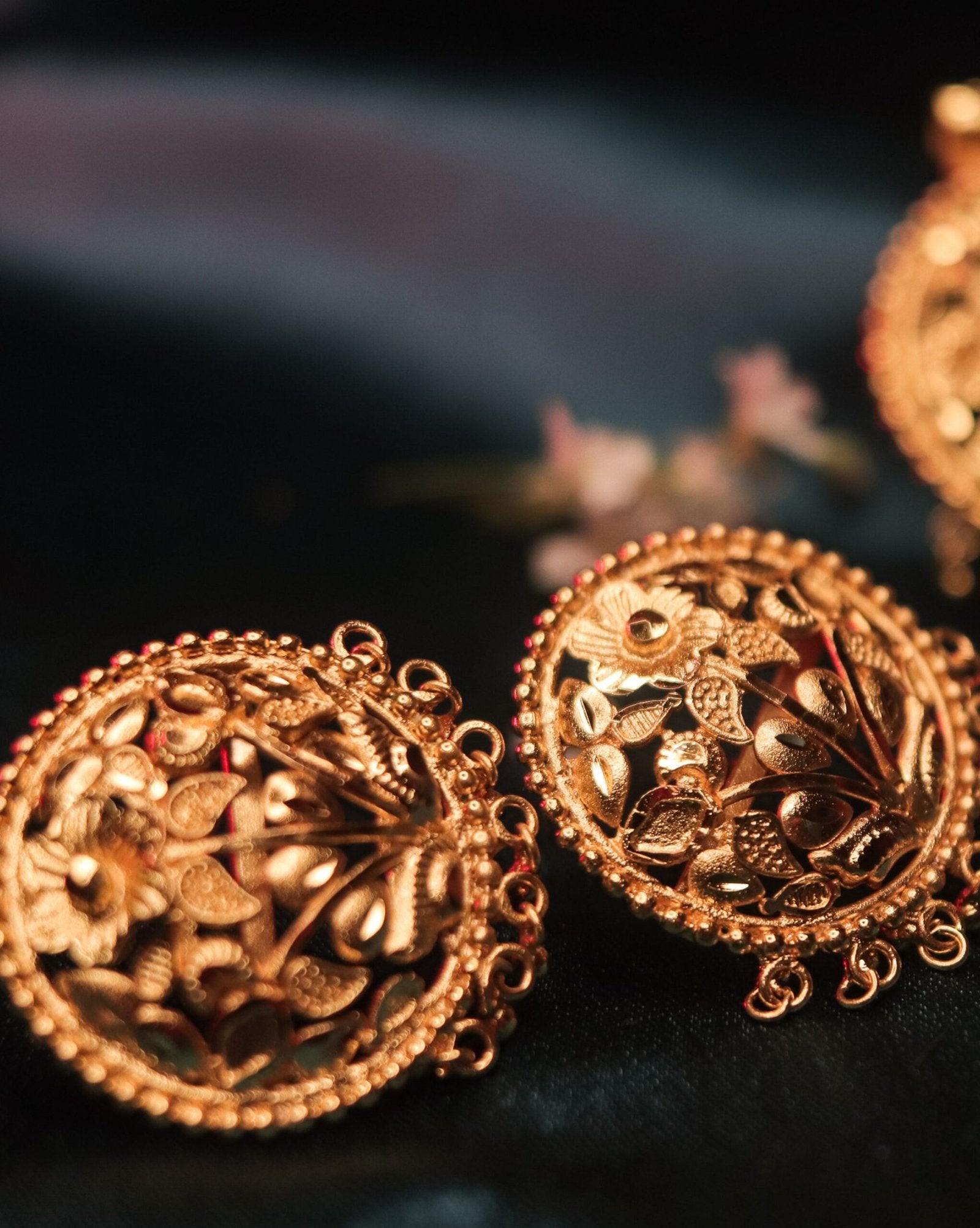 Gol Tunnel Round Flower Pendant Set