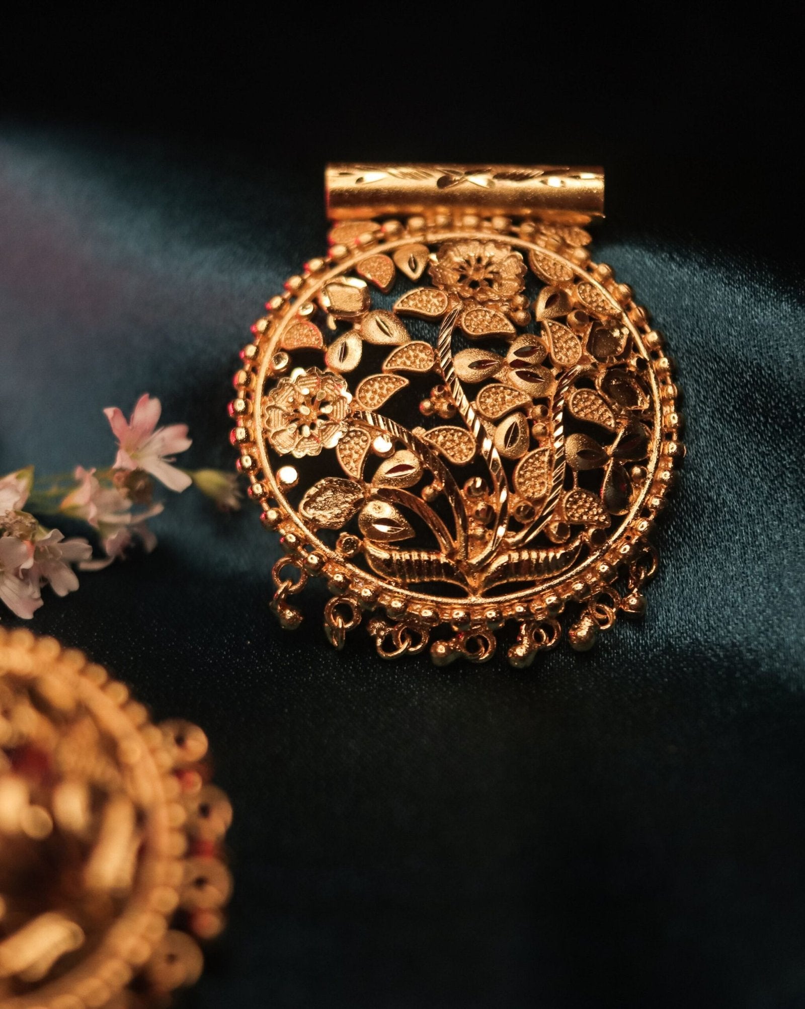Gol Tunnel Round Flower Pendant Set