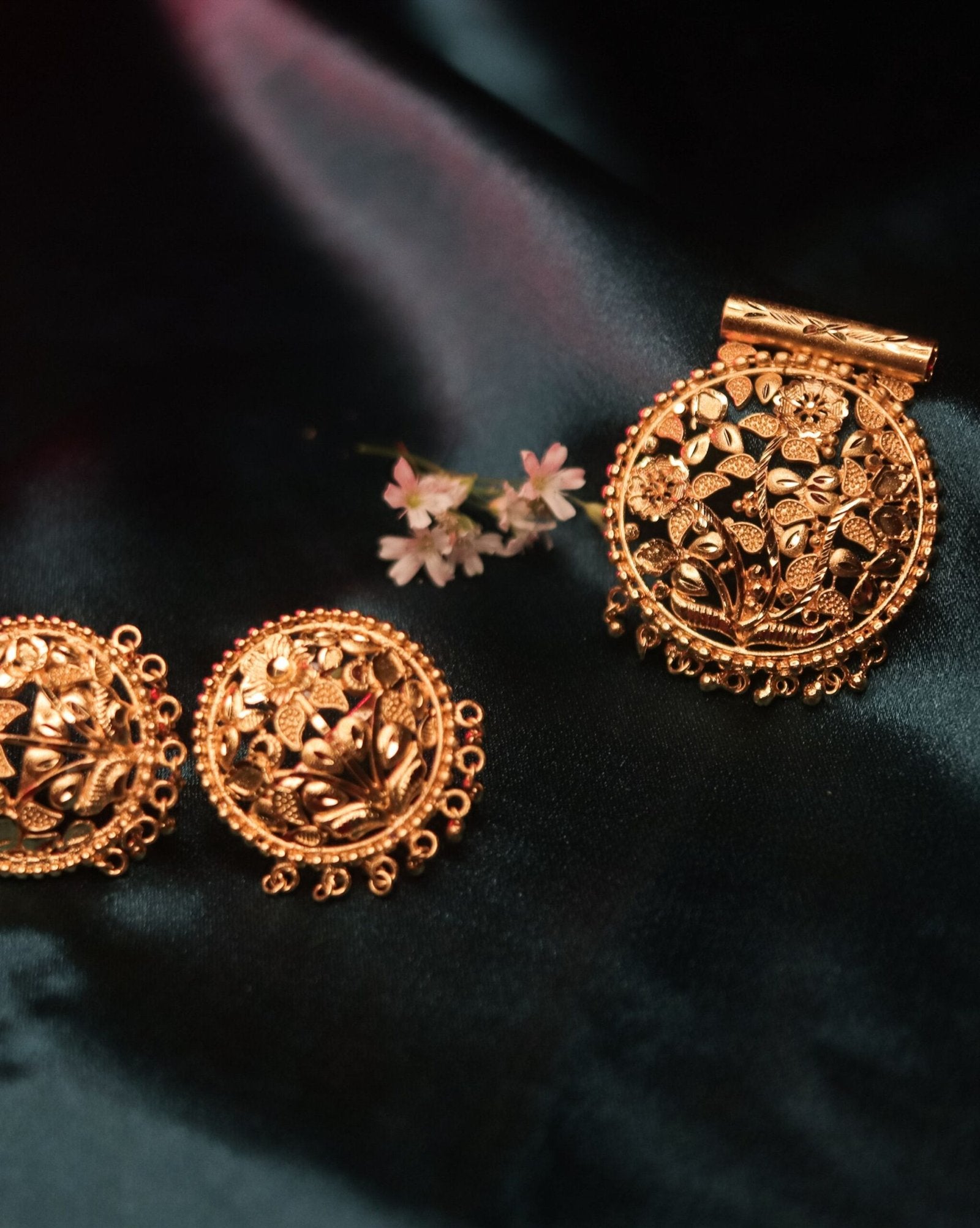 Gol Tunnel Round Flower Pendant Set