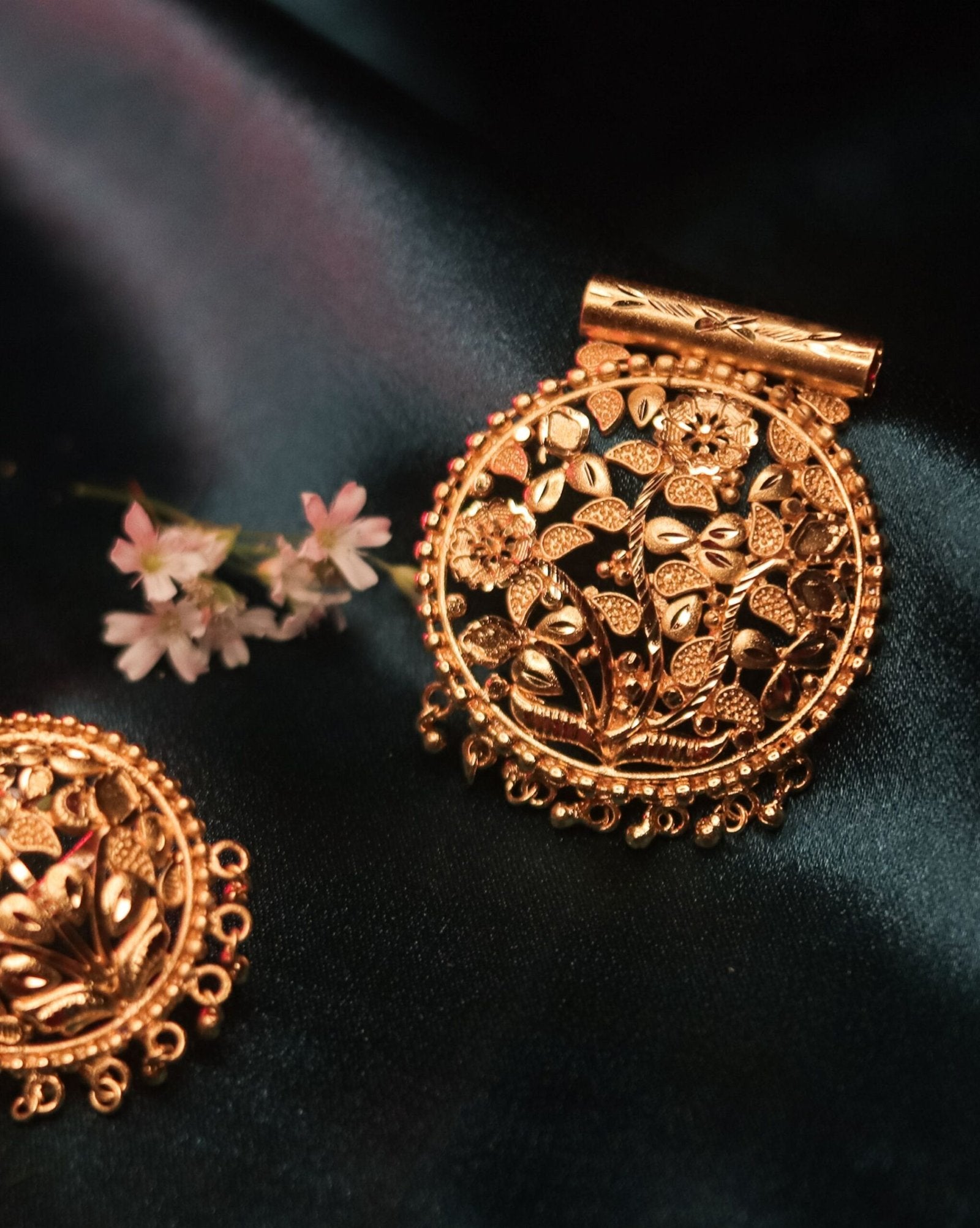 Gol Tunnel Round Flower Pendant Set